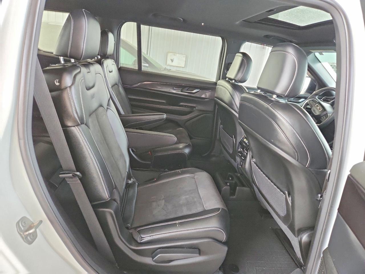 2023 JEEP GRAND CHEROKEE L LAREDO photo 11
