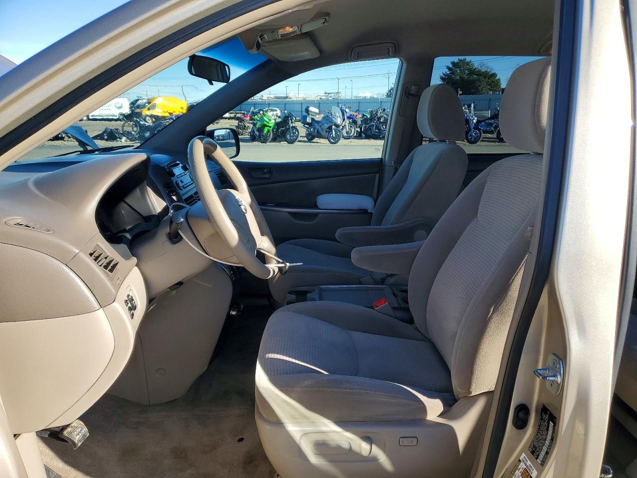 2009 TOYOTA SIENNA CE photo 13