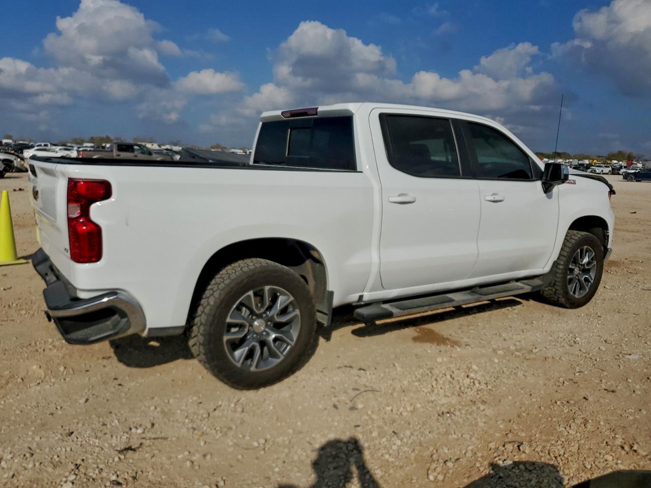2024 CHEVROLET SILVERADO K1500 LT photo 3