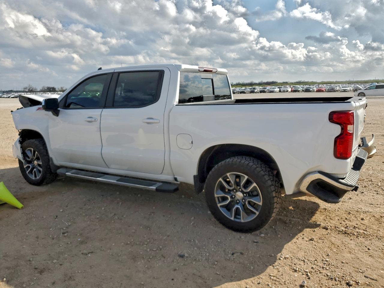 2024 CHEVROLET SILVERADO K1500 LT photo 2