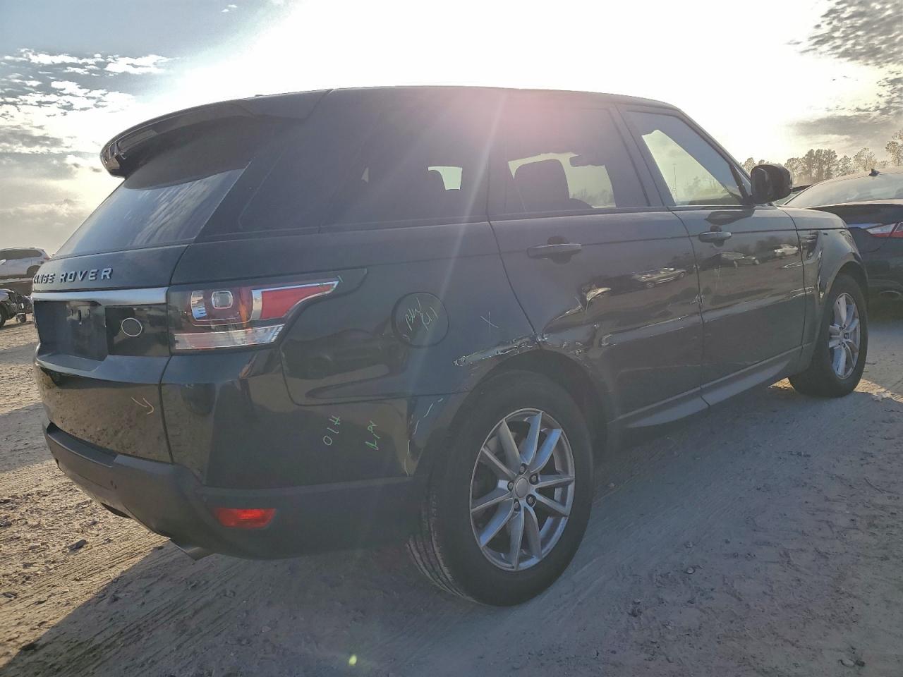 2017 LAND ROVER RANGE ROVER SPORT SE photo 3