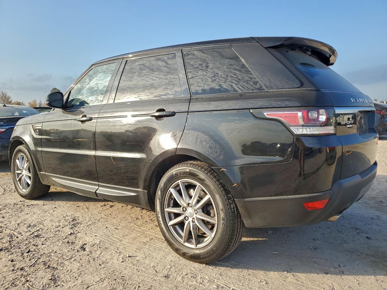 2017 LAND ROVER RANGE ROVER SPORT SE photo 2
