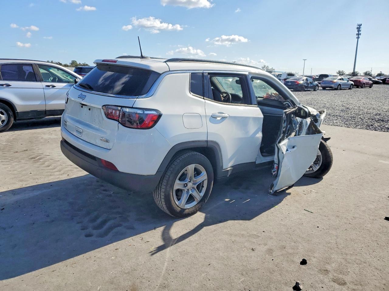 2024 JEEP COMPASS LATITUDE photo 3