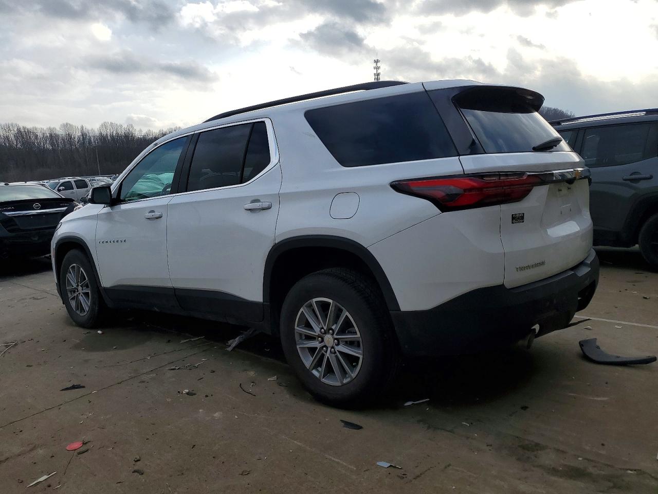 2023 CHEVROLET TRAVERSE LT photo 3
