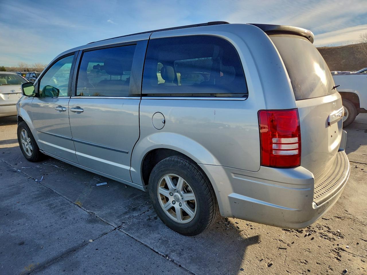 2010 CHRYSLER TOWN & COUNTRY TOURING photo 2