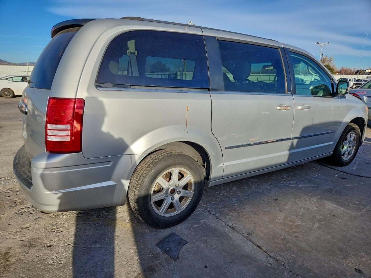 2010 CHRYSLER TOWN & COUNTRY TOURING photo 3