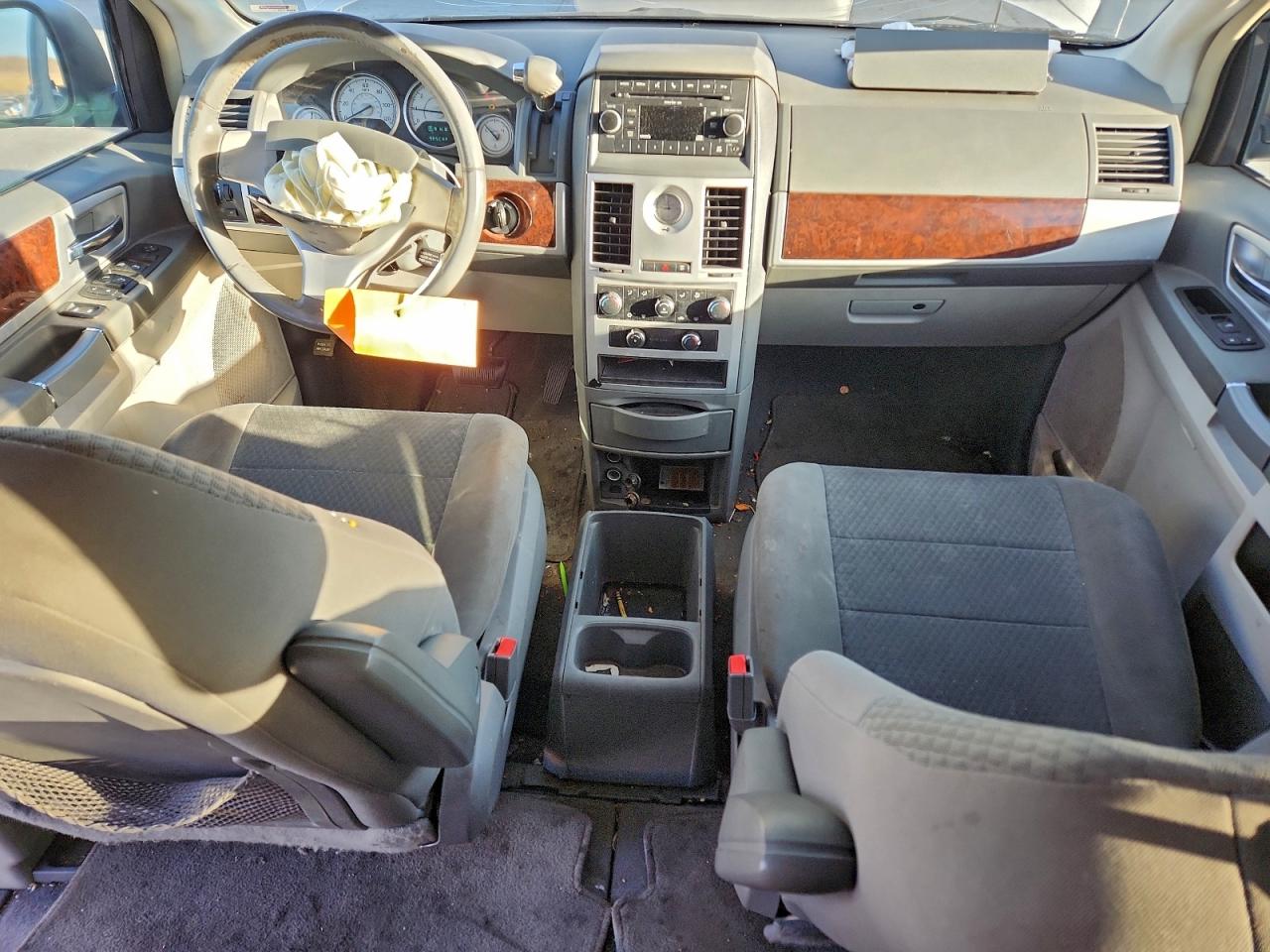 2010 CHRYSLER TOWN & COUNTRY TOURING photo 8