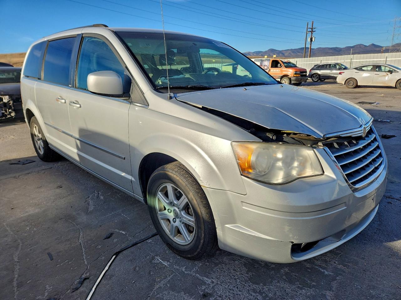 2010 CHRYSLER TOWN & COUNTRY TOURING photo 4