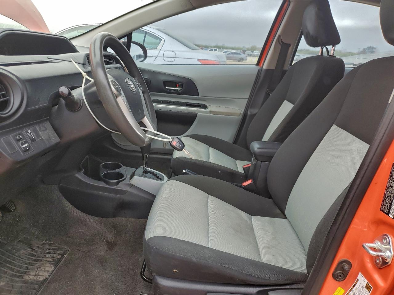 2014 TOYOTA PRIUS C photo 7