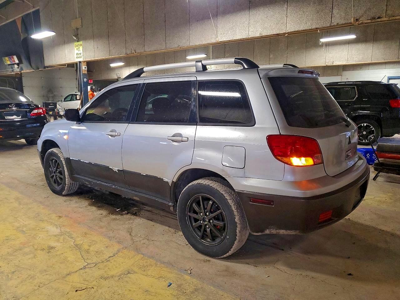 2004 MITSUBISHI OUTLANDER LS photo 2
