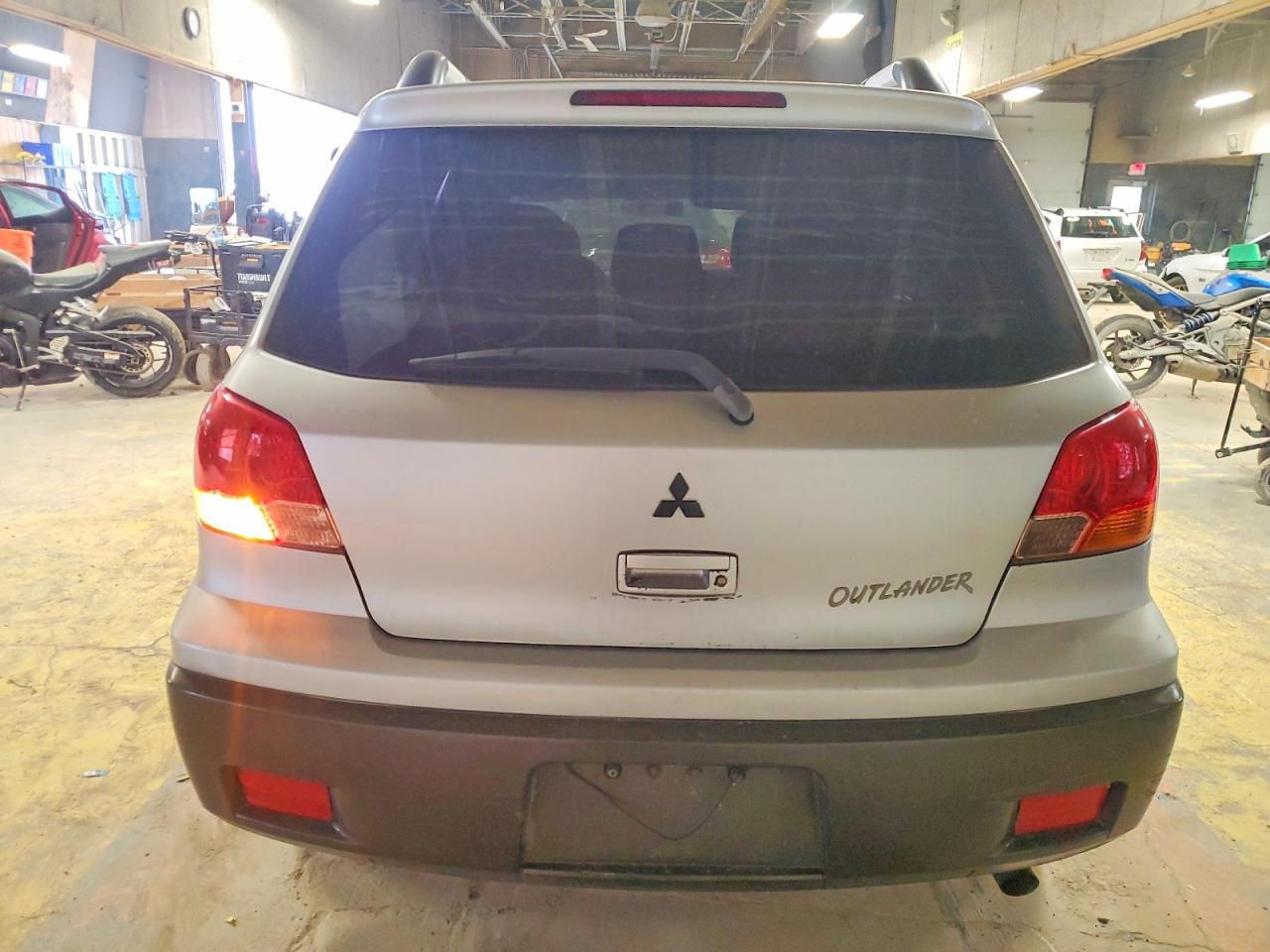 2004 MITSUBISHI OUTLANDER LS photo 6