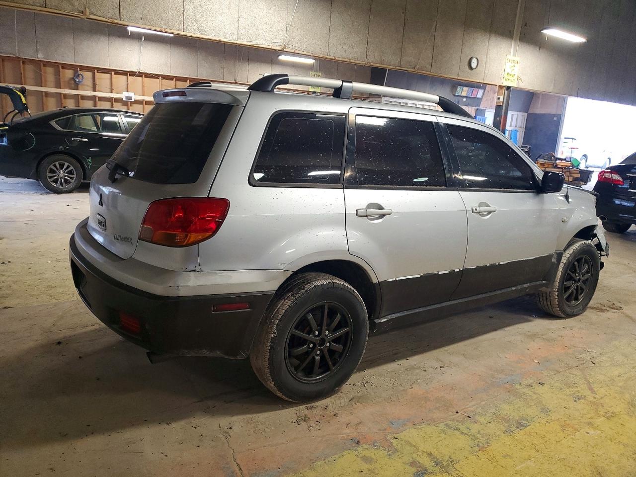 2004 MITSUBISHI OUTLANDER LS photo 3