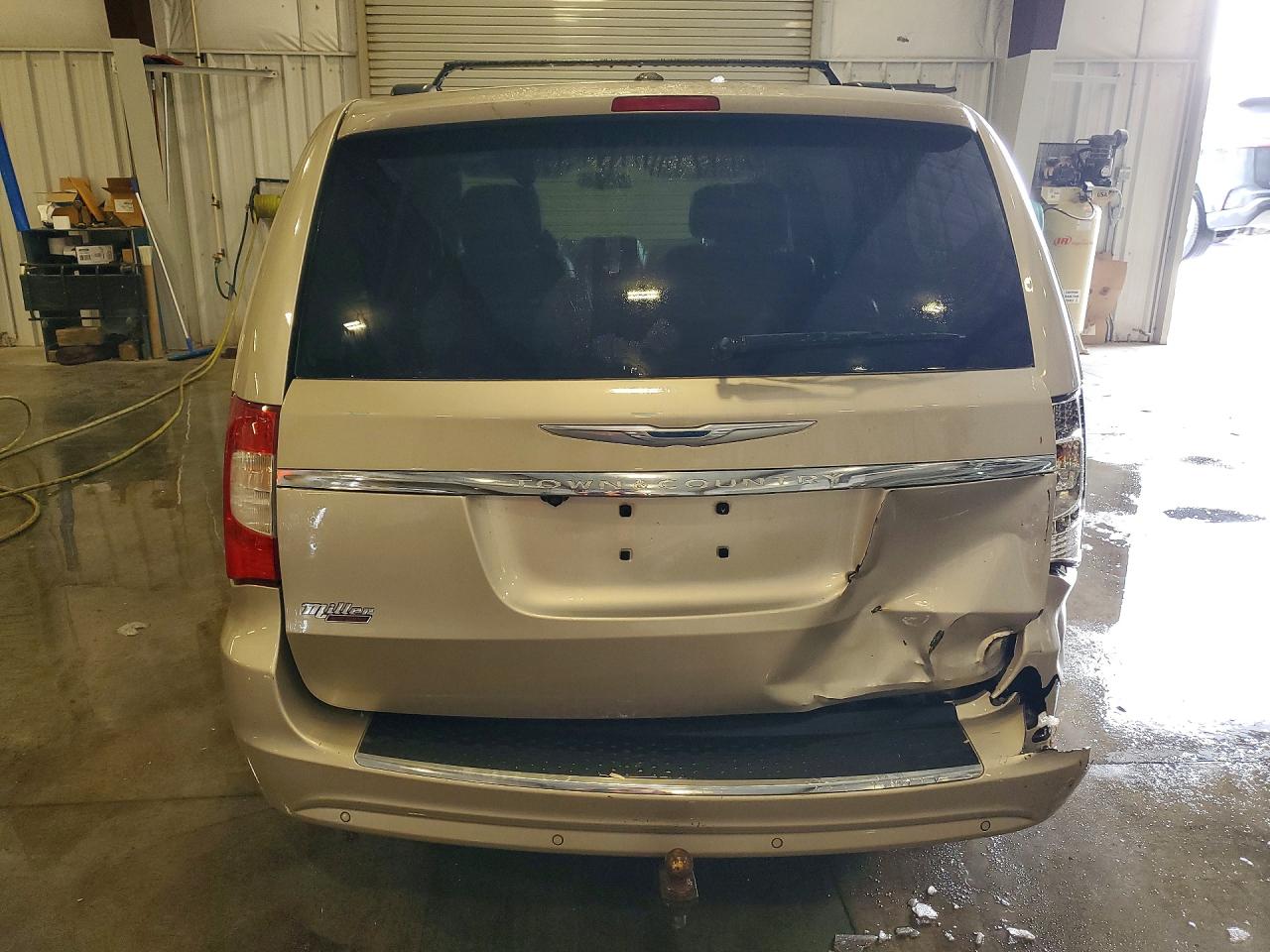 2012 CHRYSLER TOWN & COUNTRY TOURING L photo 6