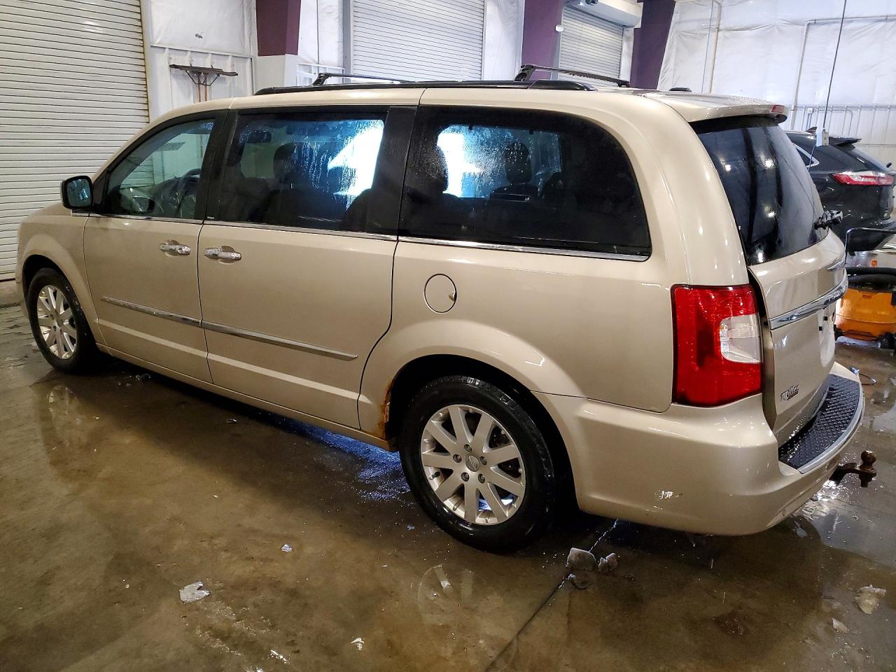 2012 CHRYSLER TOWN & COUNTRY TOURING L photo 2