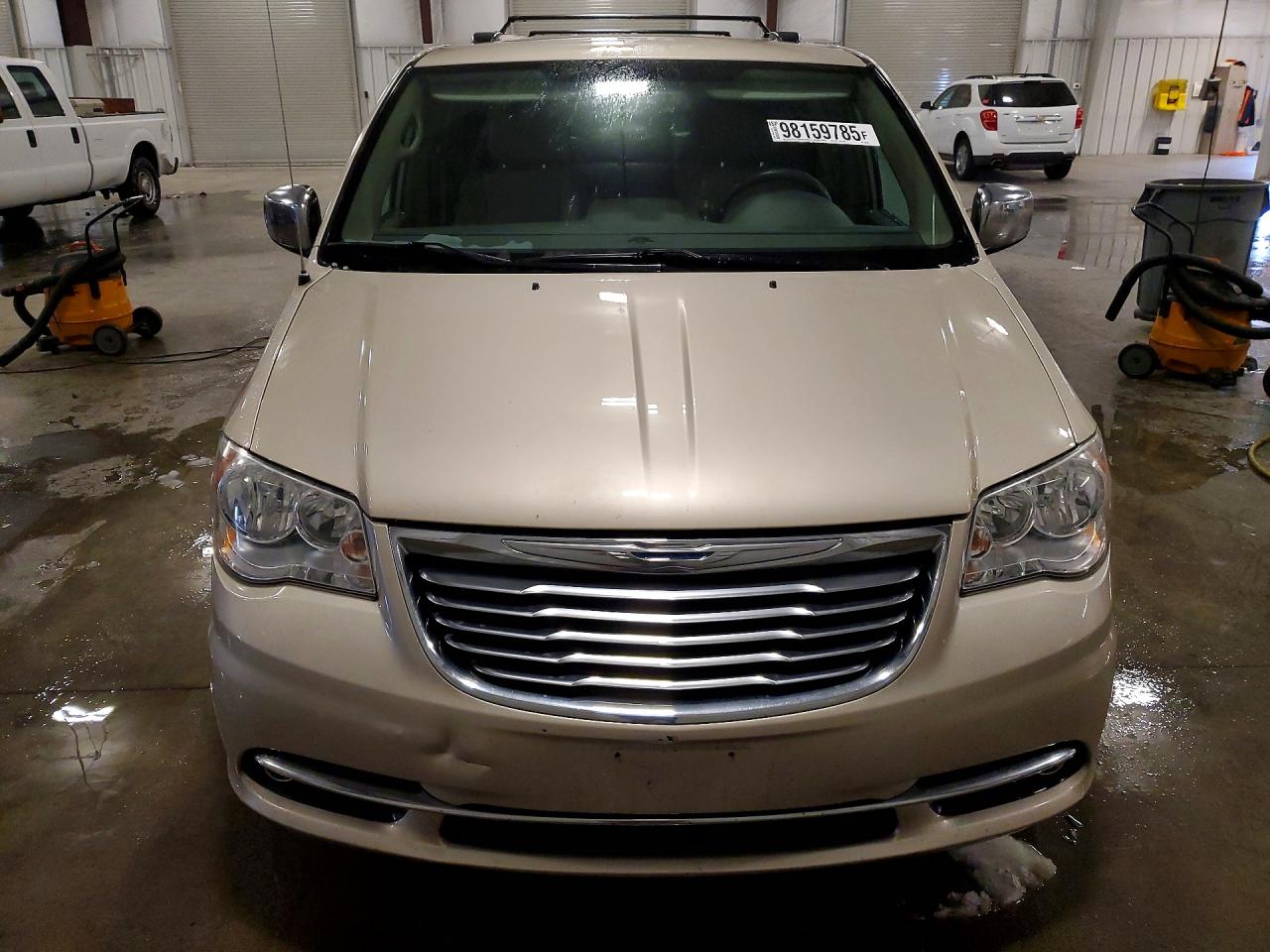 2012 CHRYSLER TOWN & COUNTRY TOURING L photo 5