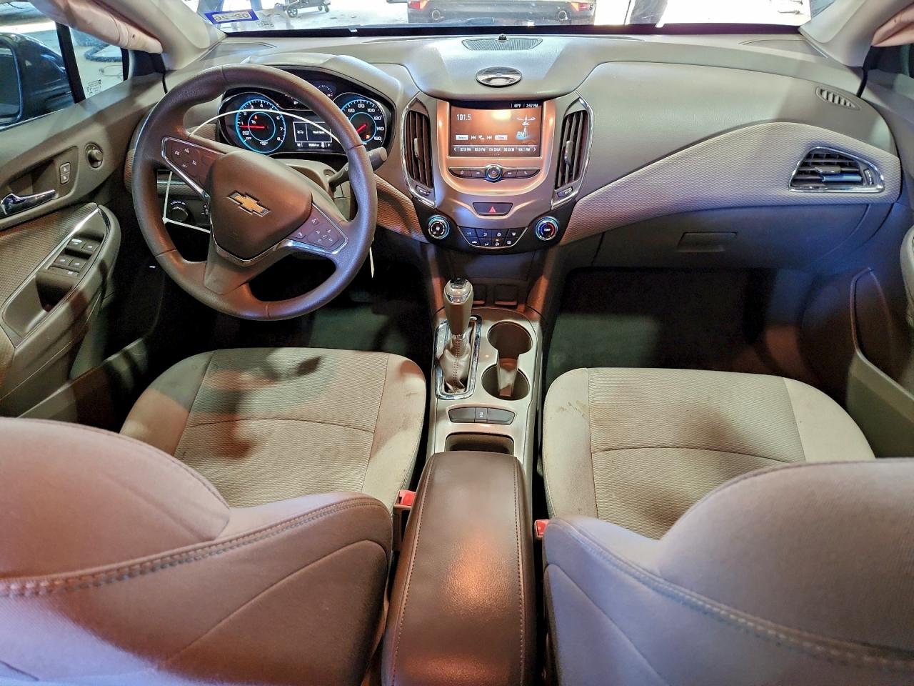 2017 CHEVROLET CRUZE LT photo 8