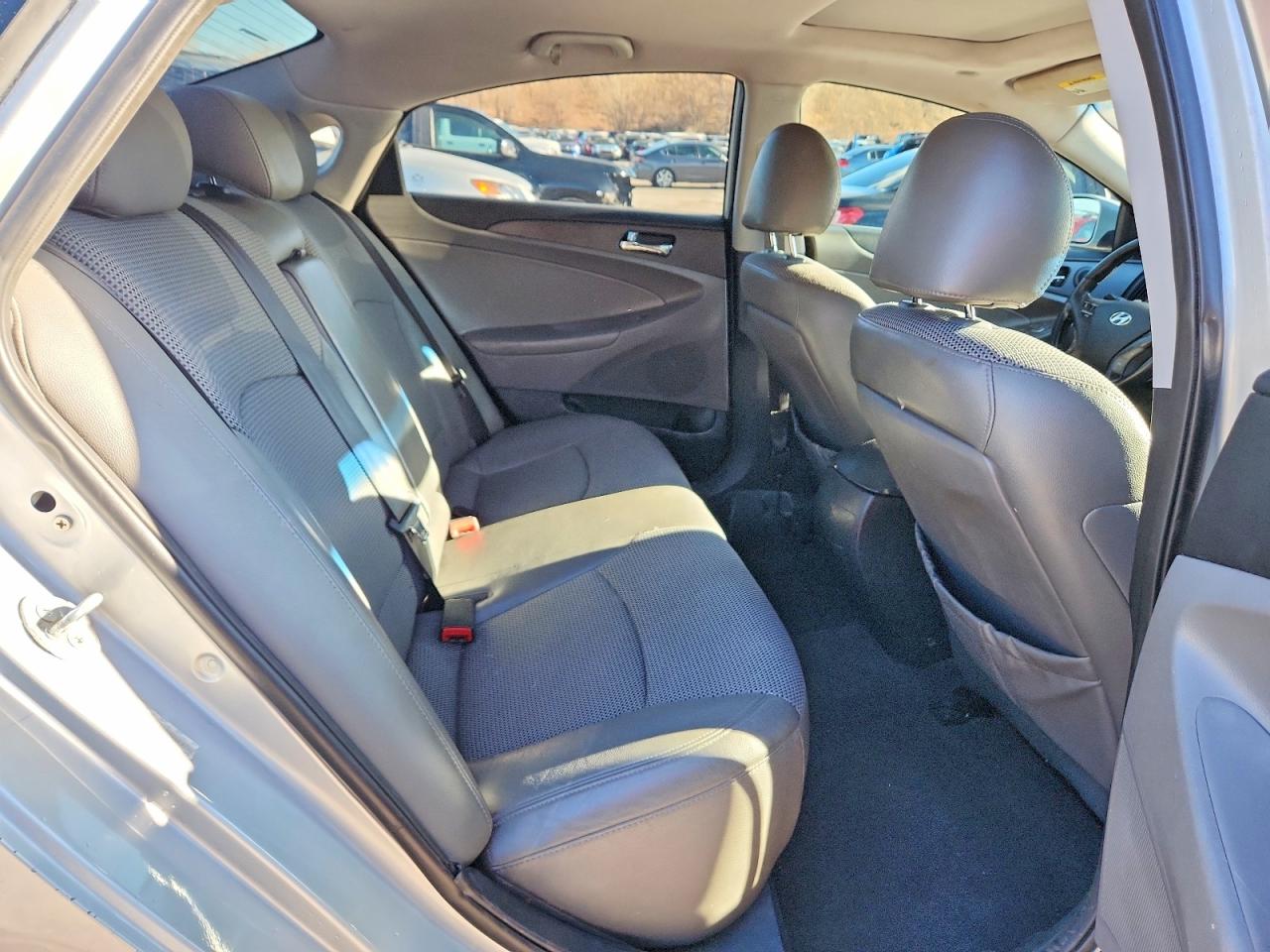 2011 HYUNDAI SONATA SE photo 10