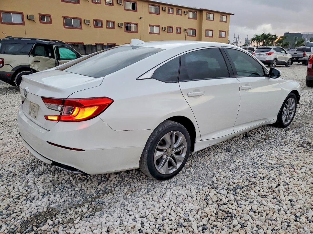 2018 HONDA ACCORD LX photo 3