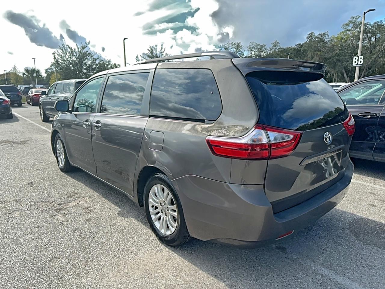 2017 TOYOTA SIENNA XLE photo 3