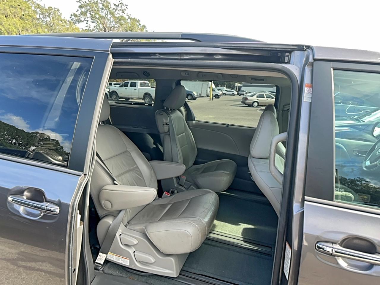 2017 TOYOTA SIENNA XLE photo 6
