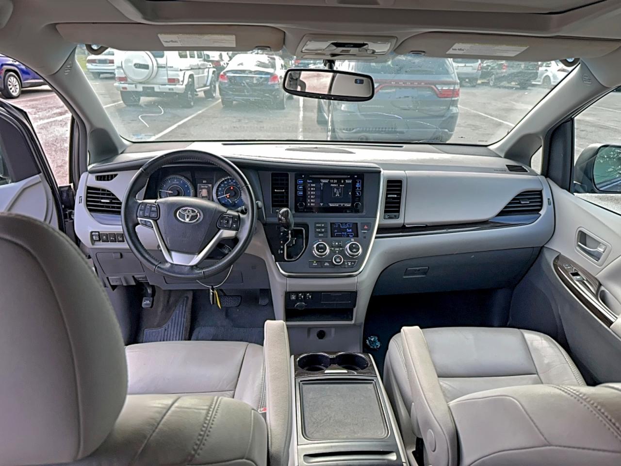 2017 TOYOTA SIENNA XLE photo 9