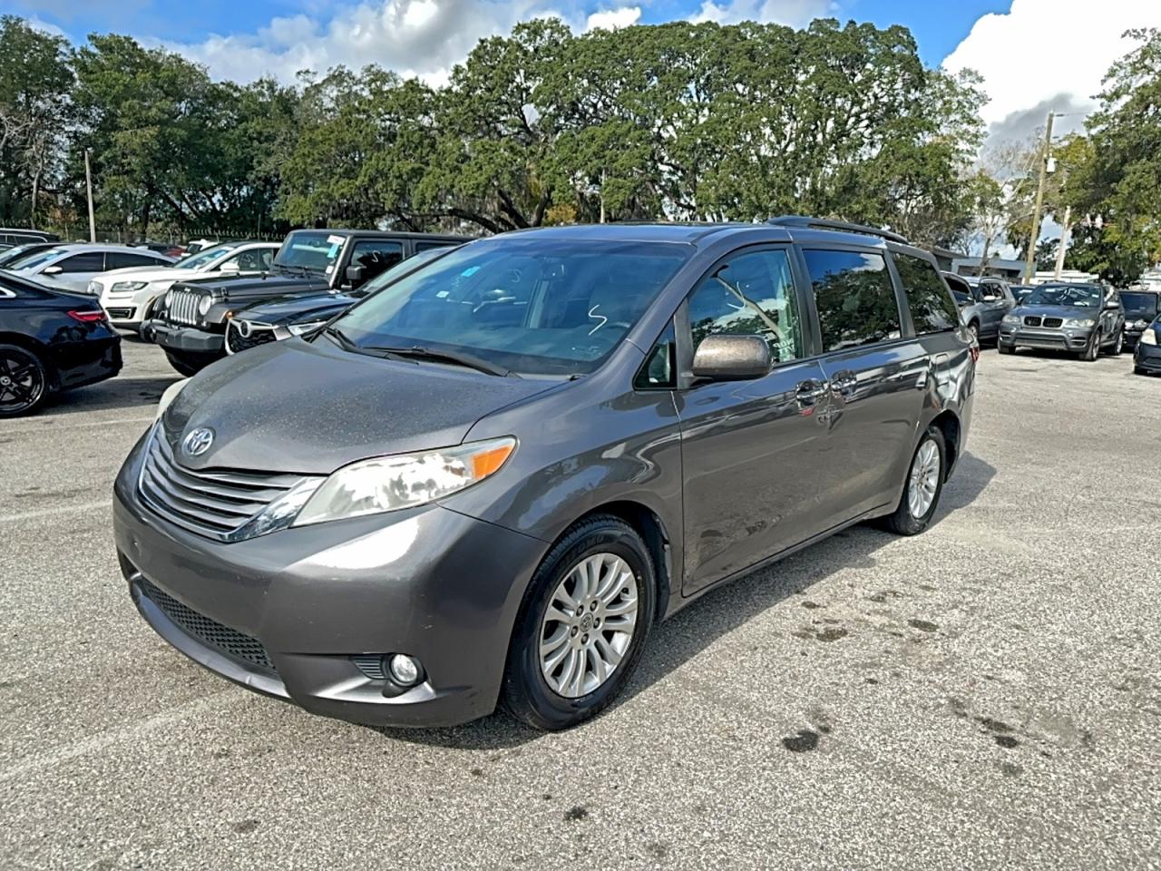 2017 TOYOTA SIENNA XLE photo 2