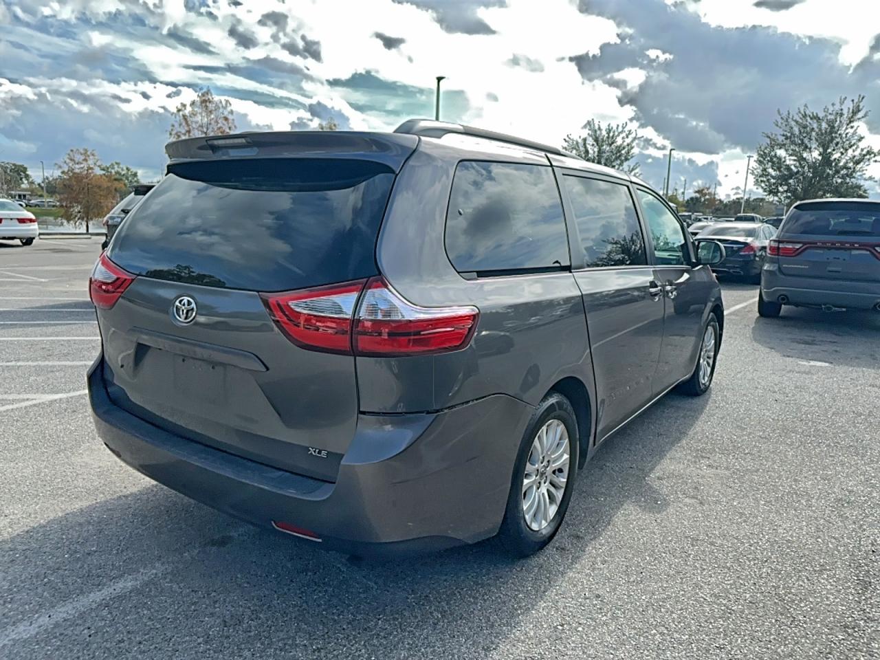 2017 TOYOTA SIENNA XLE photo 4