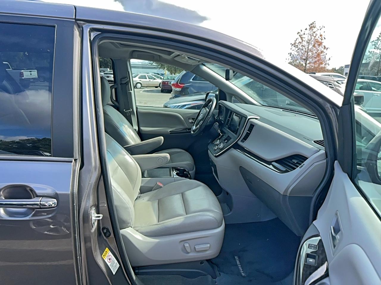2017 TOYOTA SIENNA XLE photo 5