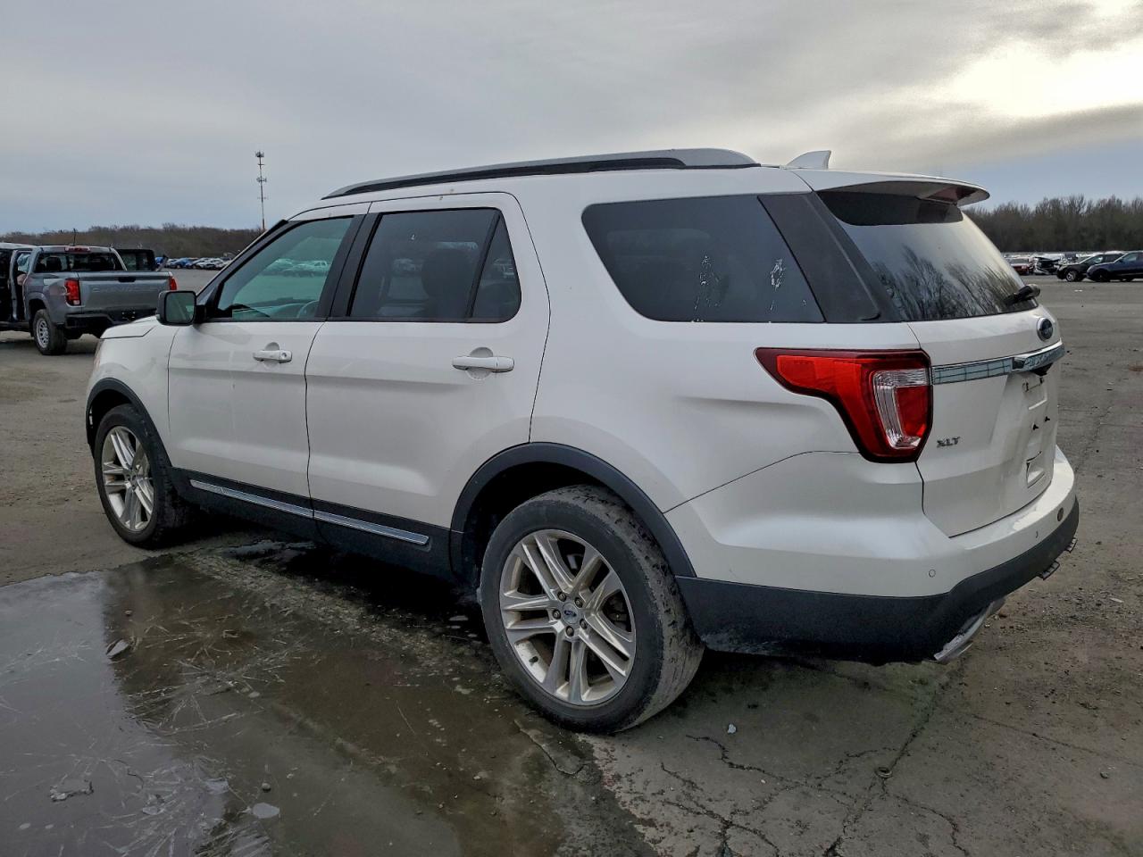 2017 FORD EXPLORER XLT photo 2