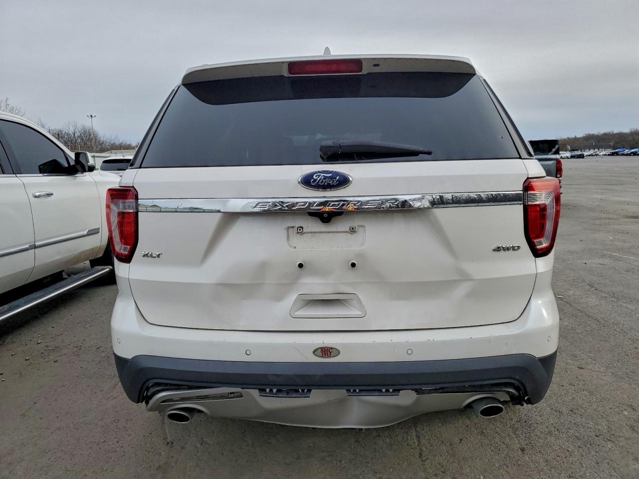 2017 FORD EXPLORER XLT photo 6