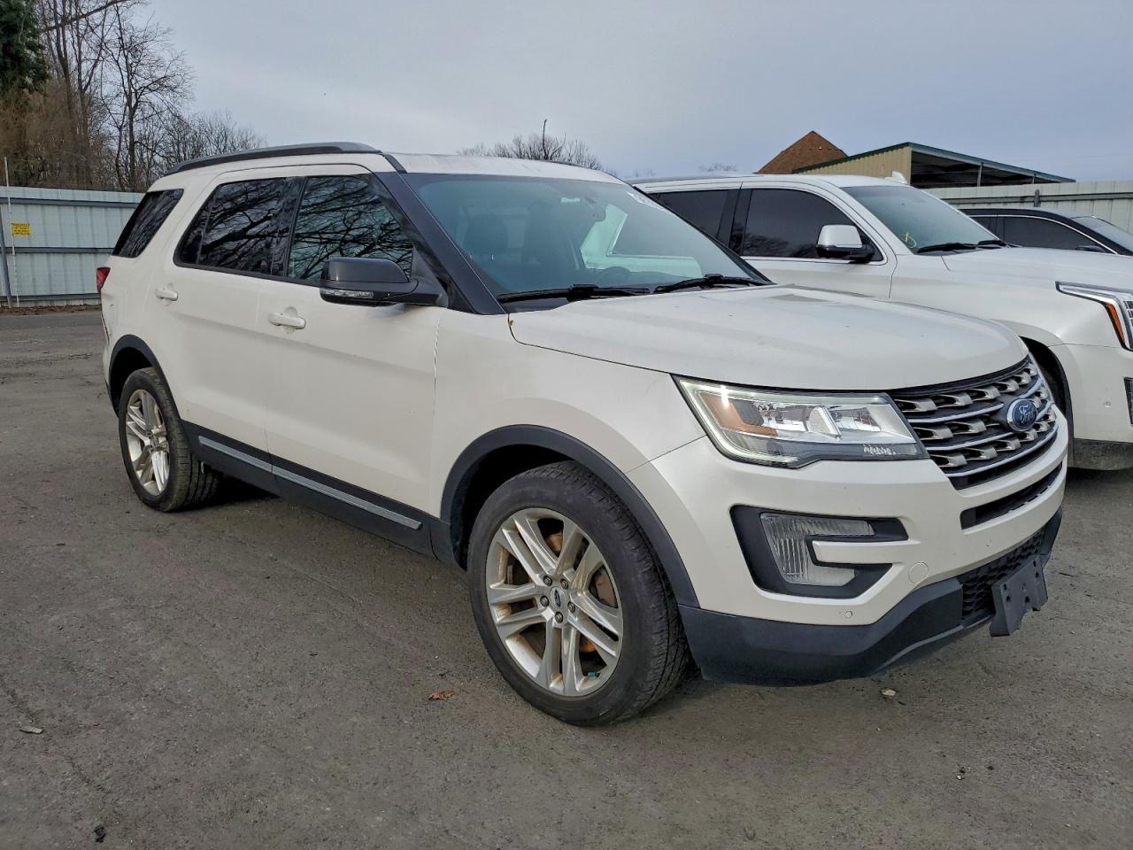 2017 FORD EXPLORER XLT photo 4