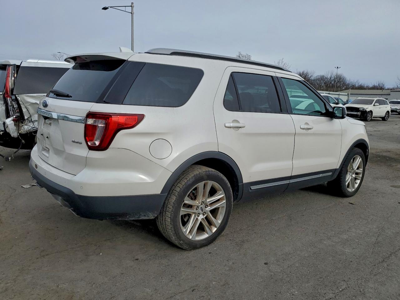 2017 FORD EXPLORER XLT photo 3
