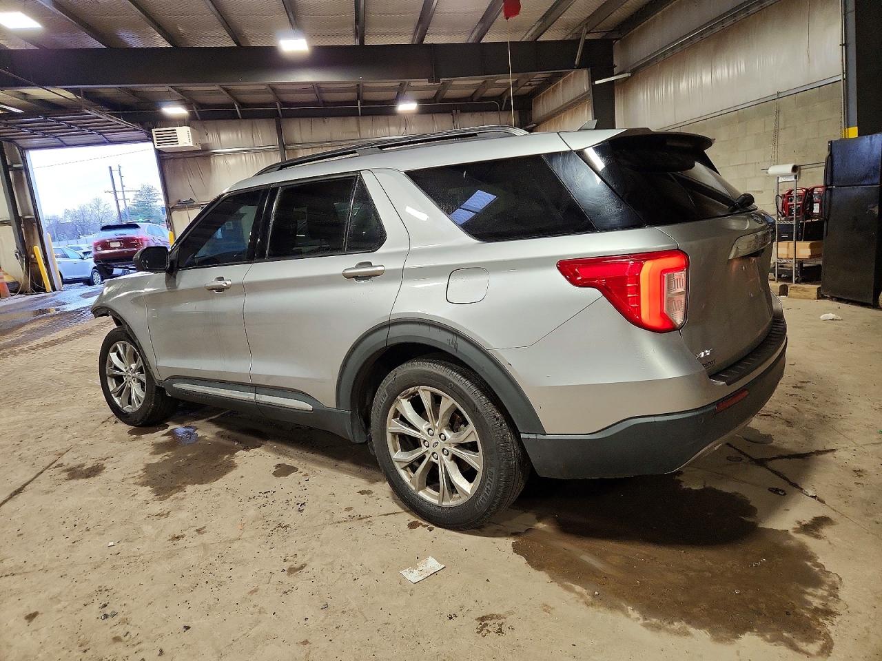 2021 FORD EXPLORER XLT photo 2
