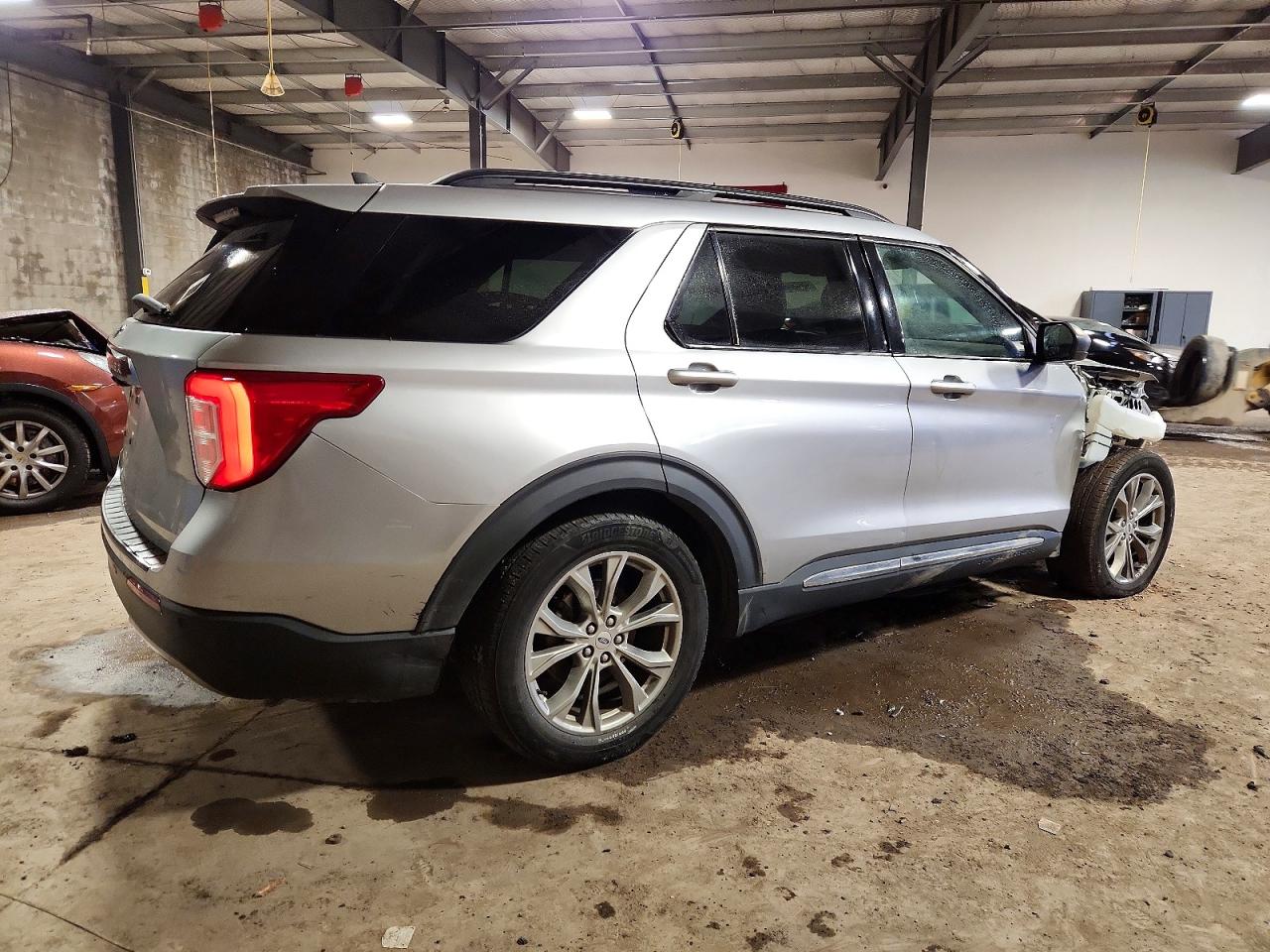 2021 FORD EXPLORER XLT photo 3