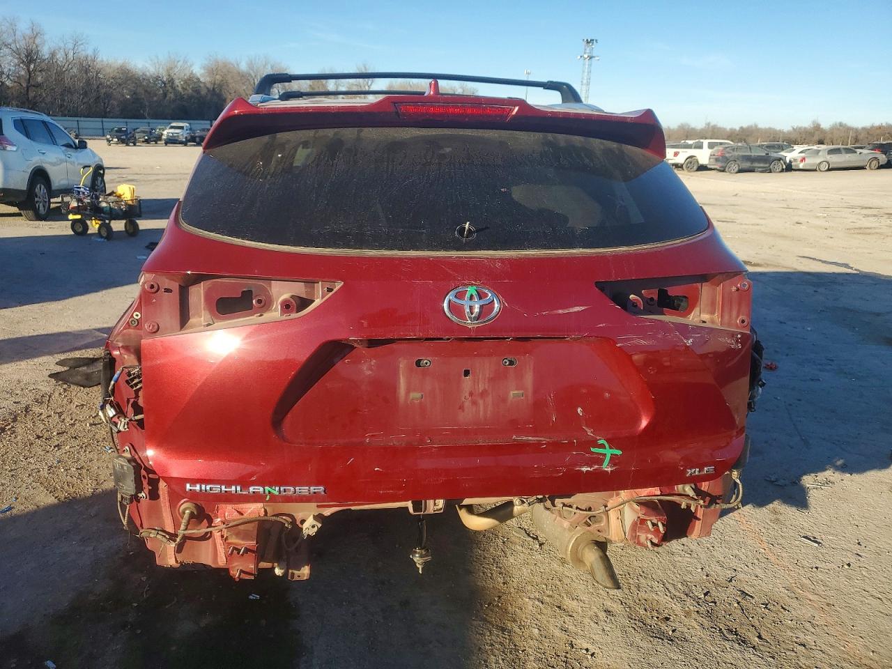 2021 TOYOTA HIGHLANDER XLE photo 6