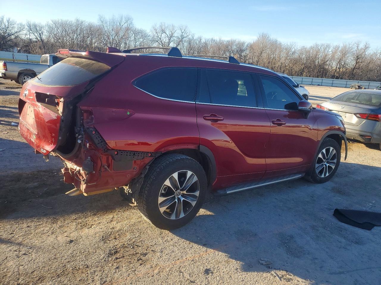 2021 TOYOTA HIGHLANDER XLE photo 3