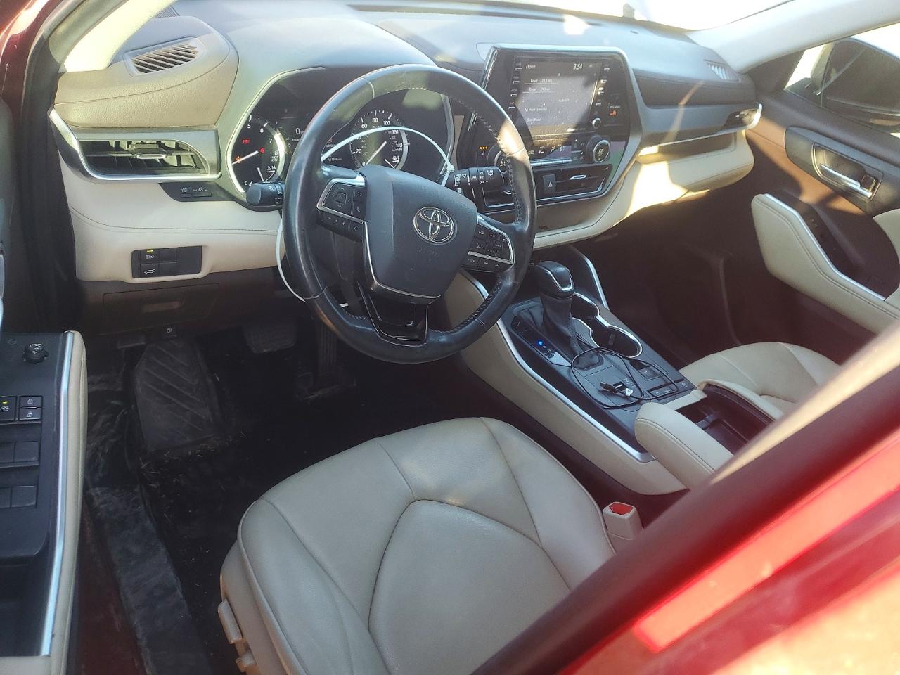 2021 TOYOTA HIGHLANDER XLE photo 8