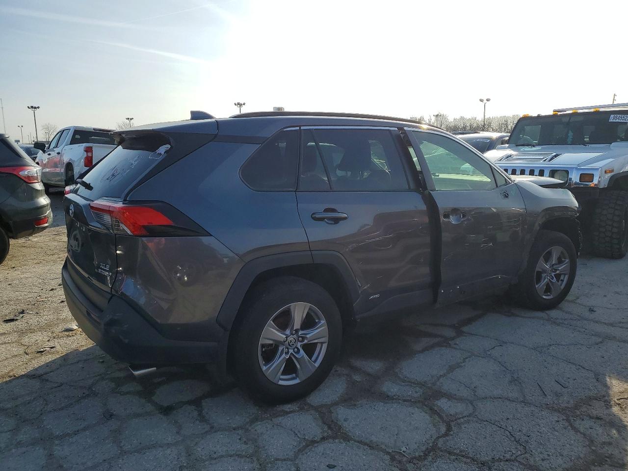 2022 TOYOTA RAV4 XLE photo 3