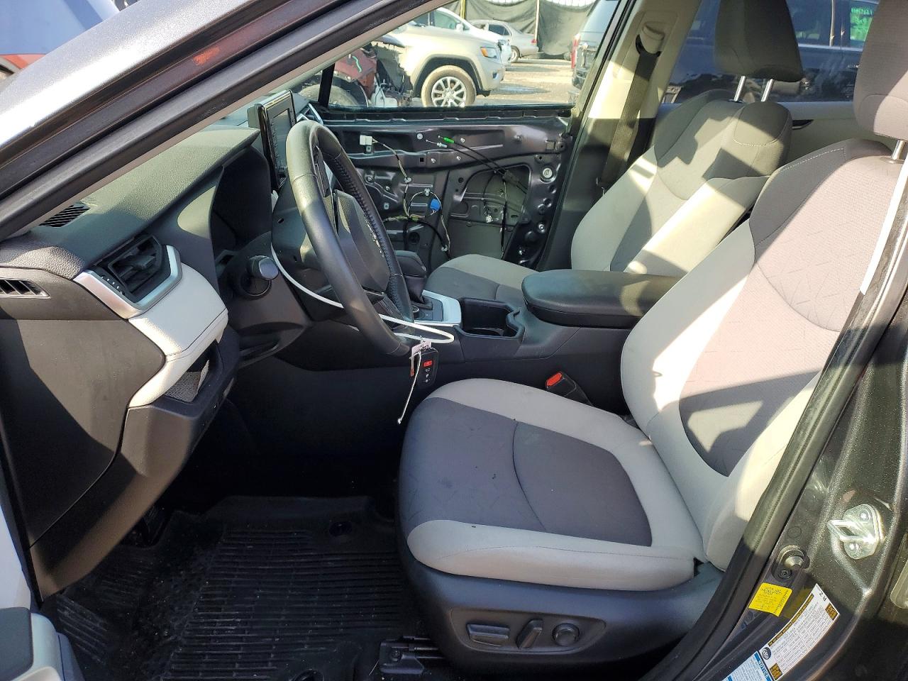 2022 TOYOTA RAV4 XLE photo 7