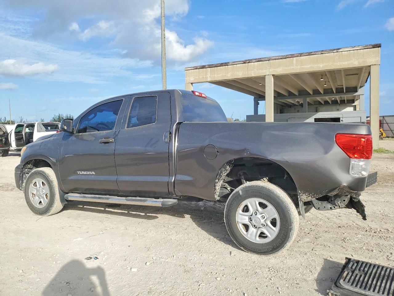 2011 TOYOTA TUNDRA photo 2