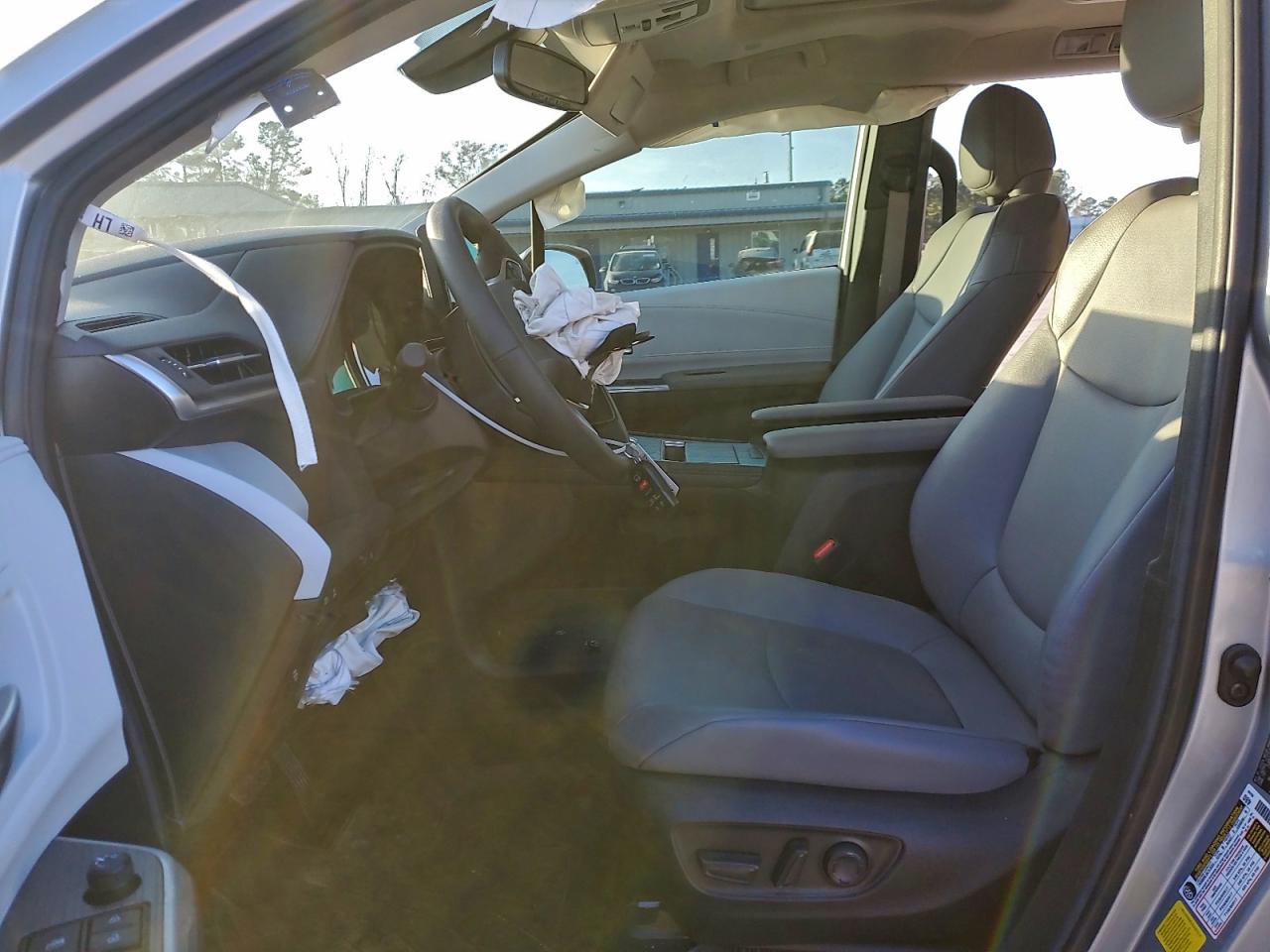 2025 TOYOTA SIENNA XLE photo 7