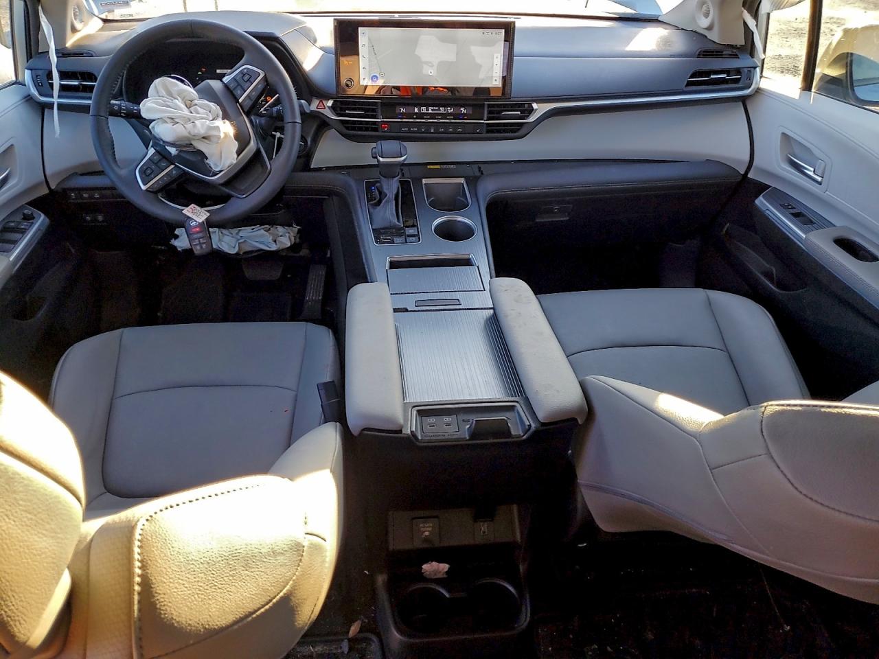2025 TOYOTA SIENNA XLE photo 8