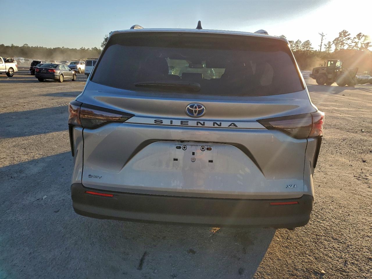 2025 TOYOTA SIENNA XLE photo 6