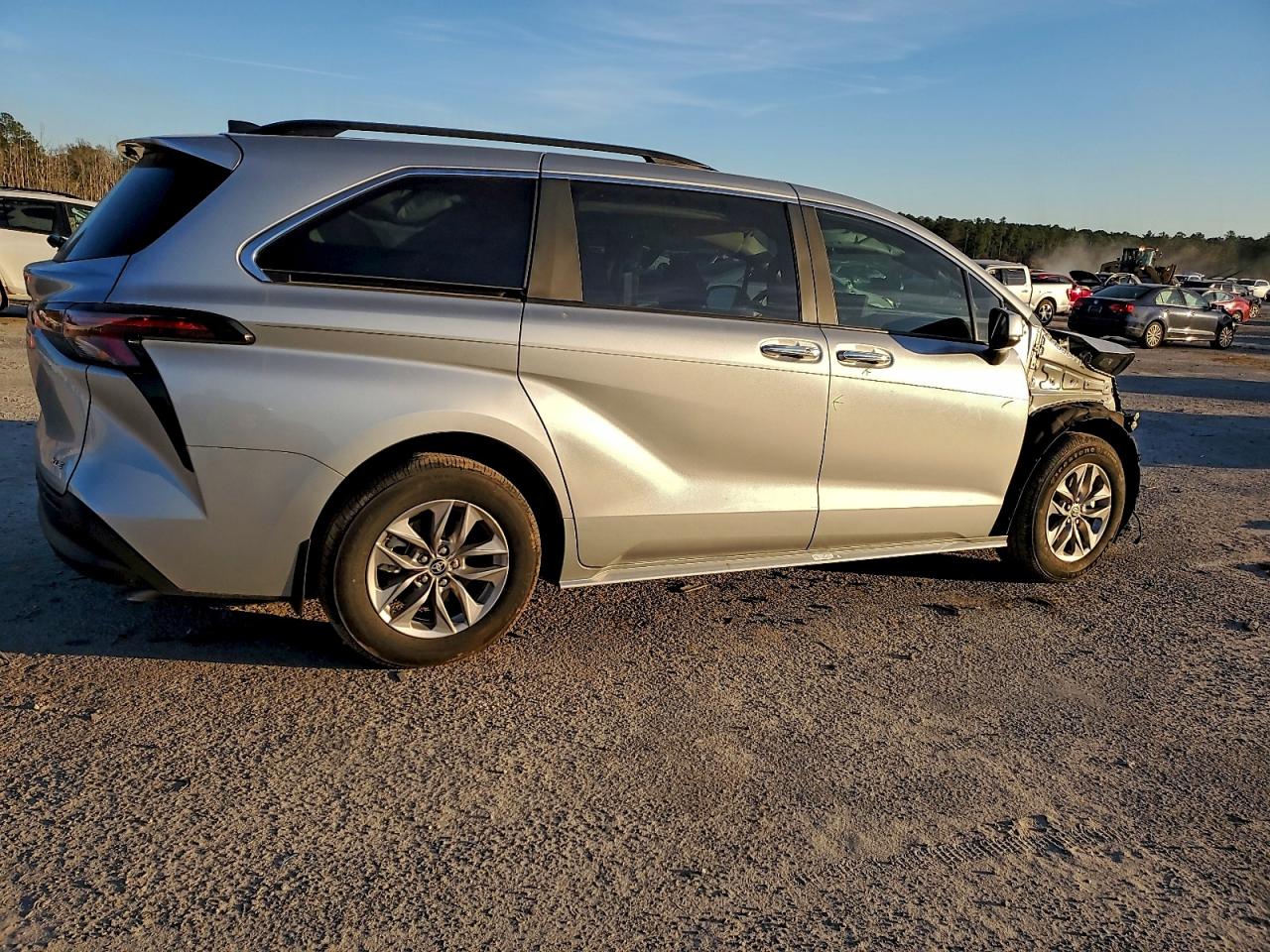 2025 TOYOTA SIENNA XLE photo 3