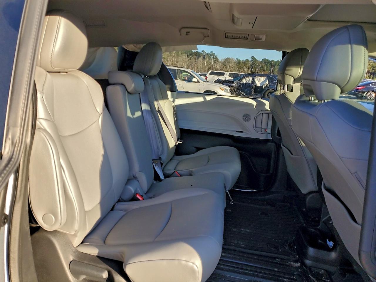 2025 TOYOTA SIENNA XLE photo 11