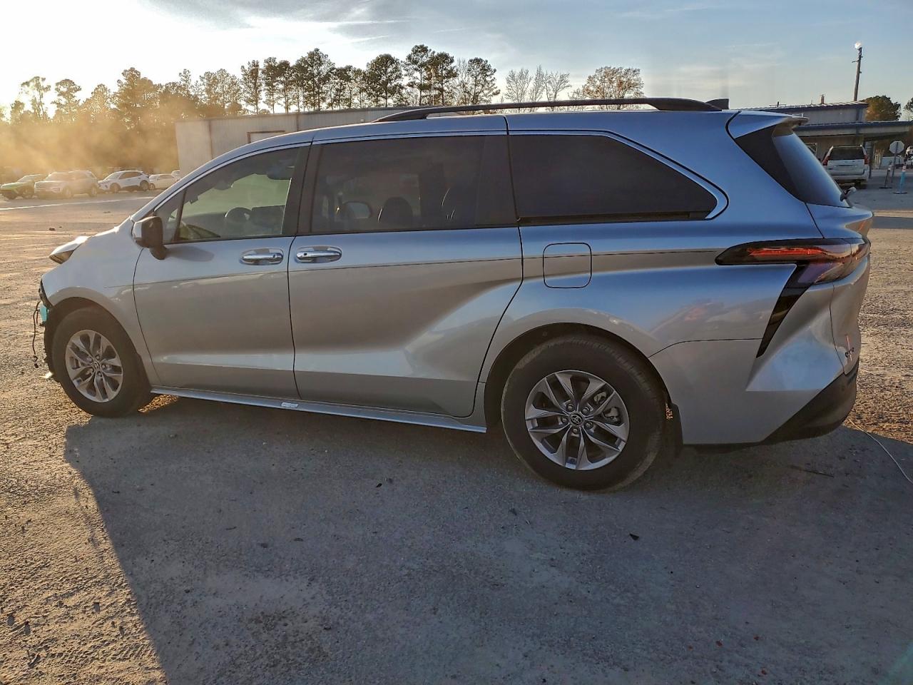 2025 TOYOTA SIENNA XLE photo 2