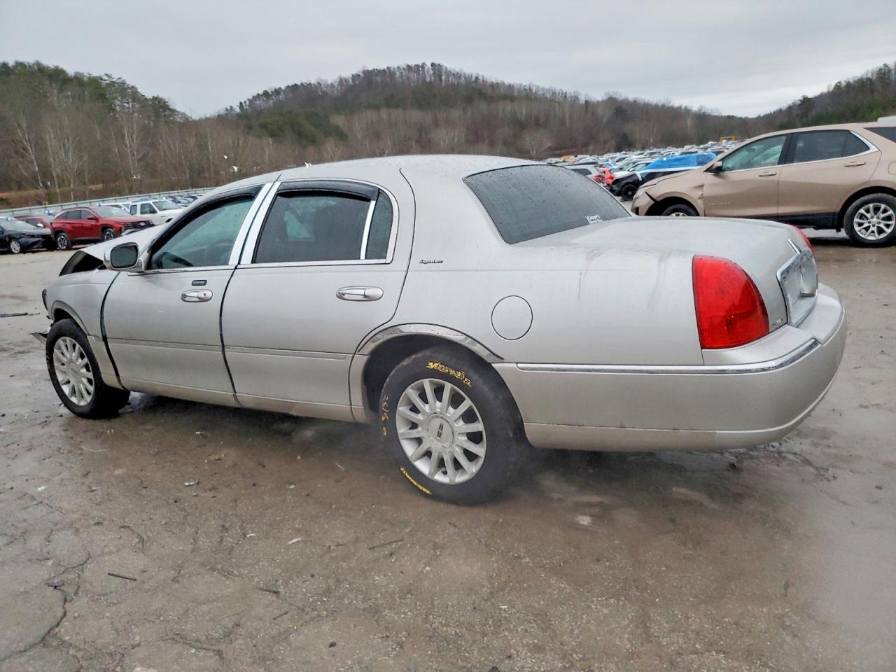 2007 LINCOLN TOWN CAR SIGNATURE photo 2