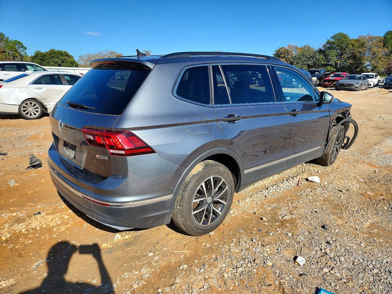 2021 VOLKSWAGEN TIGUAN SE photo 3