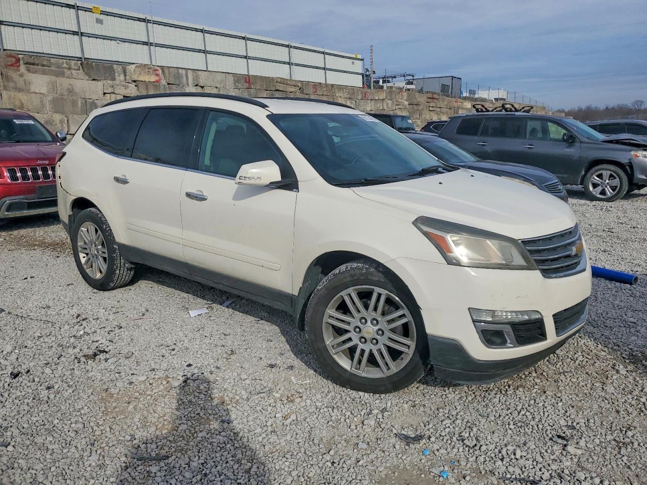 2014 CHEVROLET TRAVERSE LT photo 4