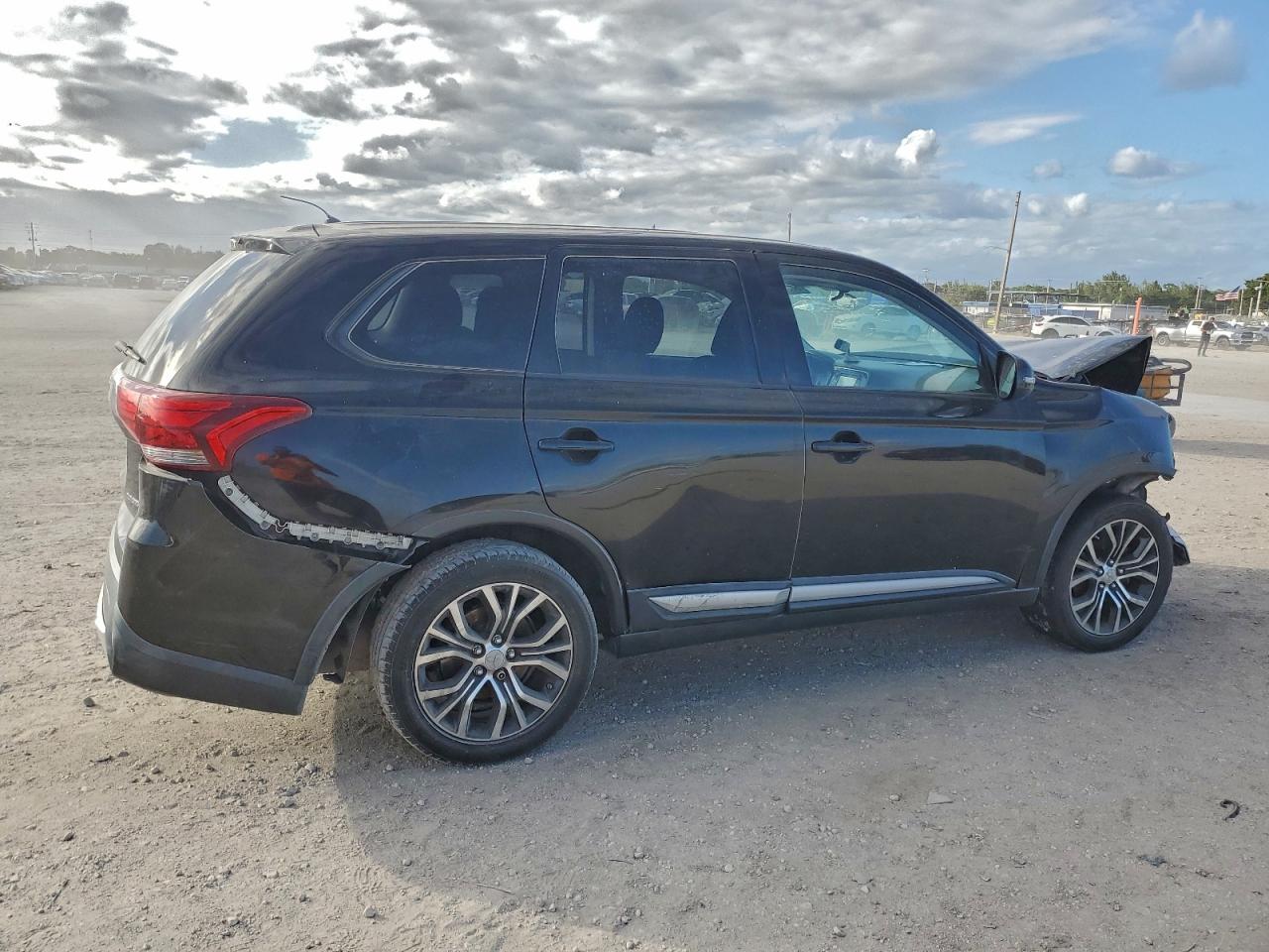 2016 MITSUBISHI OUTLANDER SE photo 5